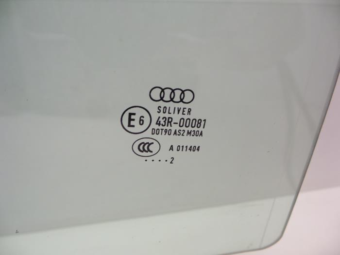 Ventanilla de puerta de 4 puertas derecha detrás de un Audi A1 Sportback (8XA/8XF) 1.4 TFSI 16V 122 2012