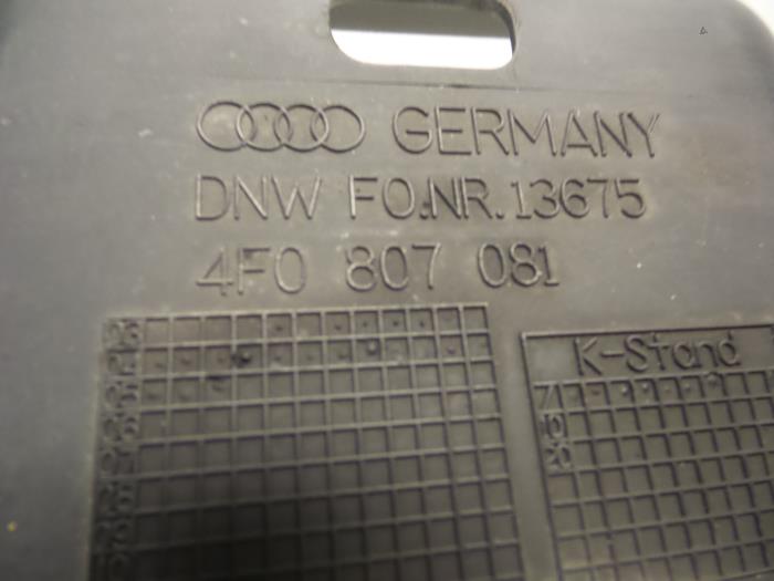 Abdeckplatte sonstige van een Audi A6 Avant Quattro (C6) 3.0 TDI V6 24V 2006