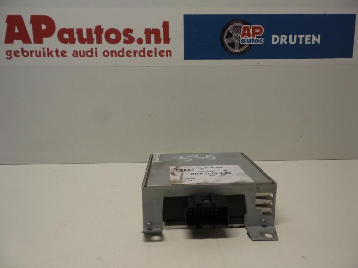 Amplificateur audio d'un Audi A4 (B6) 1.8 T 20V 2004