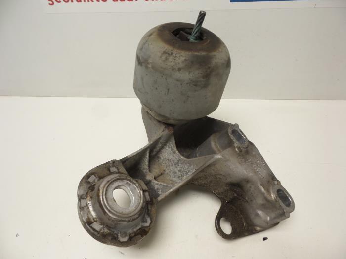 Engine mount from a Audi A4 (B5) 1.8 20V 2000