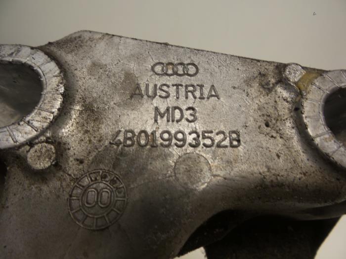 Engine mount from a Audi A4 (B5) 1.8 20V 2000
