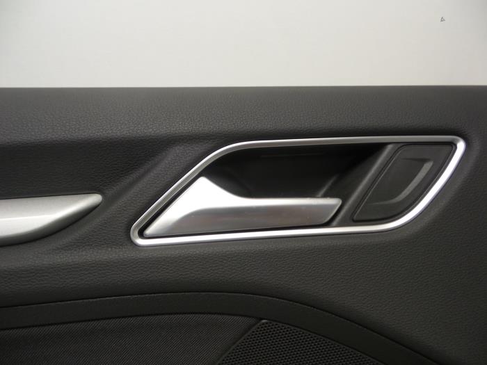 Tapicerka drzwi lewych tylnych wersja 4-drzwiowa z Audi A3 Limousine (8VS/8VM) 1.4 TFSI 16V 2015
