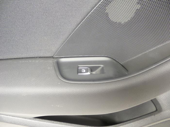 Tapicerka drzwi lewych tylnych wersja 4-drzwiowa z Audi A3 Limousine (8VS/8VM) 1.4 TFSI 16V 2015