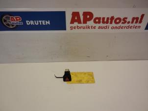 Usagé Bouton de warning Audi A4 (B7) 1.9 TDI Prix € 9,99 Règlement à la marge proposé par AP Autos