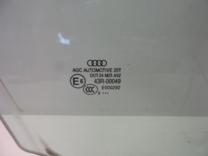 Ventanilla de puerta de 4 puertas derecha delante de un Audi Q5 (8RB) 2.0 TDI 16V Quattro 2010