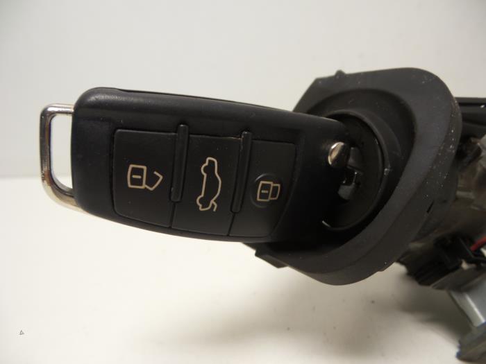 Cerradura de contacto y llave de un Audi A1 Sportback (8XA/8XF) 1.4 TFSI 16V 122 2012