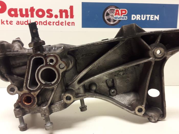 Cuerpo de filtro de aceite de un Audi A4 (B8) 2.0 TFSI 16V 2009