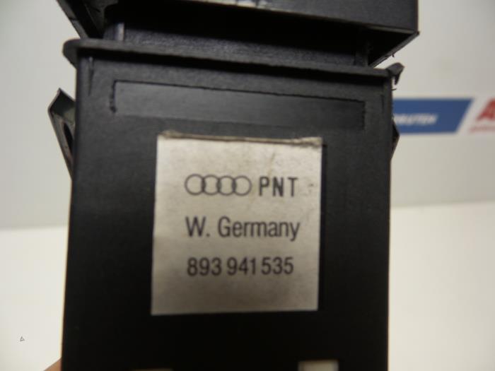 Interruptor luz antiniebla de un Audi Cabrio (B4) 2.8 E 1994