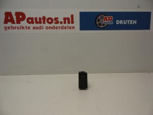 Usados Interruptor de calefactor luneta Audi Cabrio (B4) 2.8 E Precio € 10,00 Norma de margen ofrecido por AP Autos