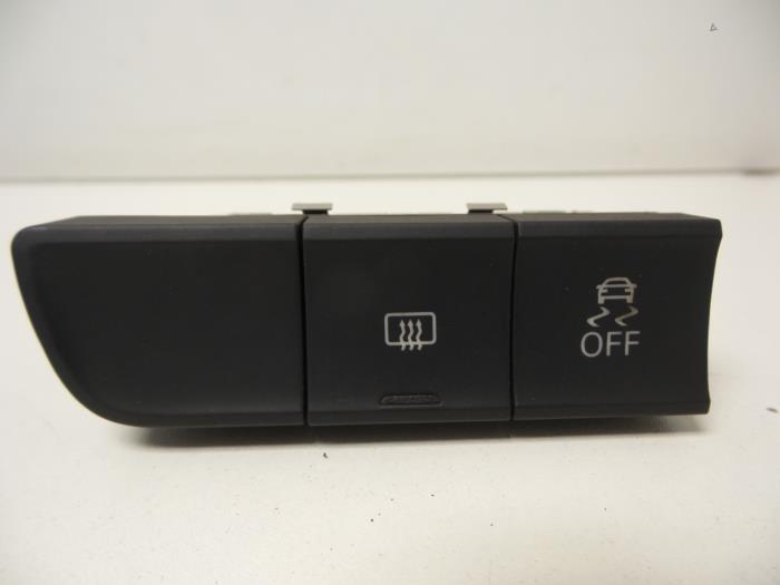 Interruptor de calefactor luneta de un Audi A1 Sportback (8XA/8XF) 1.4 TFSI Cylinder on demand 16V 2014