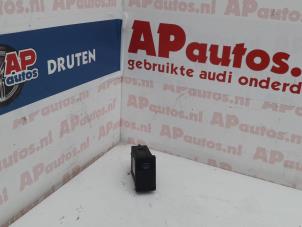 Usados Interruptor de calefactor luneta Audi Cabrio (B4) 1.9 TDI Precio € 10,00 Norma de margen ofrecido por AP Autos