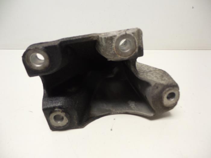 Engine mount from a Audi Q7 (4LB) 3.0 TDI V6 24V 2006