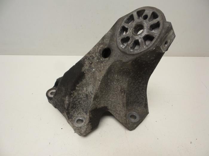 Engine mount from a Audi Q7 (4LB) 3.0 TDI V6 24V 2006