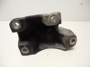 Engine mount from a Audi Q7 (4LB) 3.0 TDI V6 24V 2006