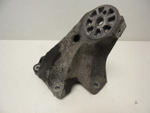 Engine mount from a Audi Q7 (4LB) 3.0 TDI V6 24V 2006
