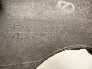 Engine mount from a Audi Q7 (4LB) 3.0 TDI V6 24V 2006