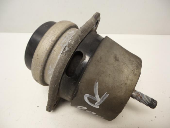Engine mount from a Audi Q7 (4LB) 3.0 TDI V6 24V 2006