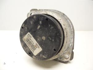 Engine mount from a Audi Q7 (4LB) 3.0 TDI V6 24V 2006