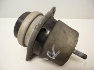 Engine mount from a Audi Q7 (4LB) 3.0 TDI V6 24V 2006