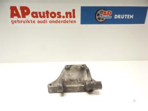 Usagé Support pompe clim Audi A4 Avant (B6) 2.5 TDI 24V Prix € 14,99 Règlement à la marge proposé par AP Autos