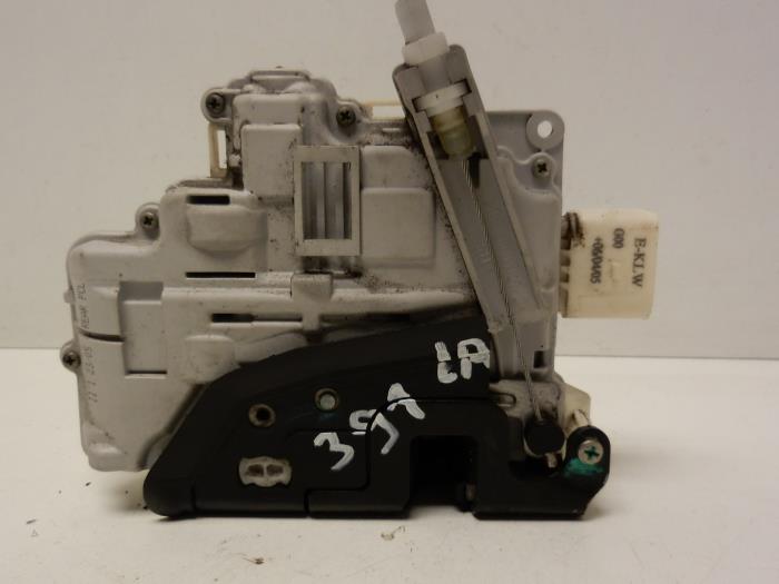 Rear door lock mechanism 4-door, left from a Audi A6 Avant Quattro (C6) 3.0 TDI V6 24V 2006