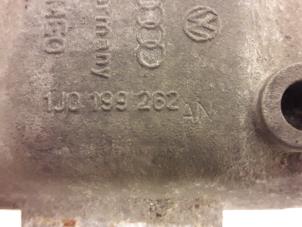 Support moteur d'un Audi A3 (8L1) 1.6 1997