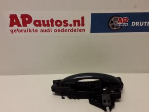 Usagé Poignée portière 4portes arrière gauche Audi A4 Avant (B8) 2.0 TDI 16V Prix € 24,99 Règlement à la marge proposé par AP Autos