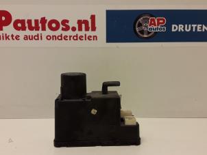 Usagé Pompe à vide verrouillage électrique des portes Audi A8 Prix € 24,99 Règlement à la marge proposé par AP Autos