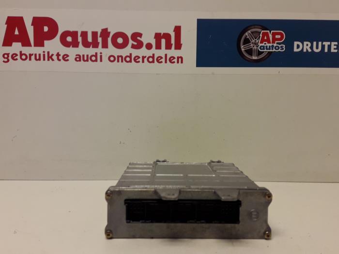 Ordinateur gestion moteur d'un Audi A4 (B5) 1.6 1995