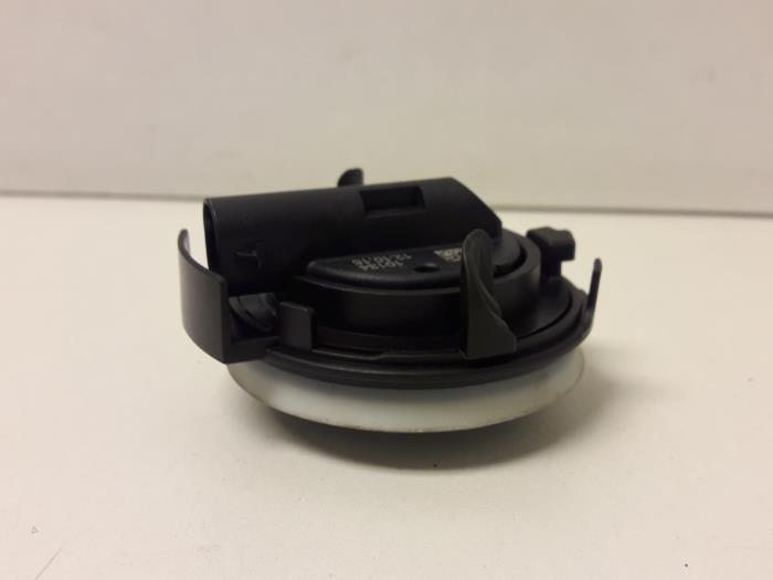 Airbag sensor from a Audi A3 Sportback (8VA/8VF) 1.6 TDI Ultra 16V 2016