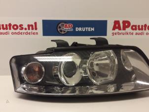 Używane Reflektor prawy Audi A4 (B6) 2.0 FSI 16V Cena na żądanie oferowane przez AP Autos