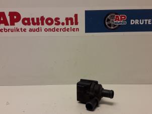 Usados Bomba de agua Audi A3 Sportback (8VA/8VF) 1.6 TDI Ultra 16V Precio € 50,00 Norma de margen ofrecido por AP Autos