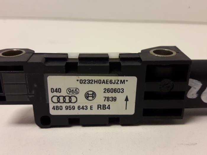 Airbag sensor from a Audi A3 (8P1) 1.6 2004