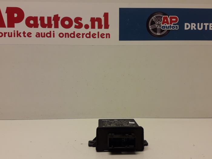 Usagé Ordinateur éclairage Audi A8 (D3) 3.7 V8 40V Quattro Prix € 34,99 Règlement à la marge proposé par AP Auto's