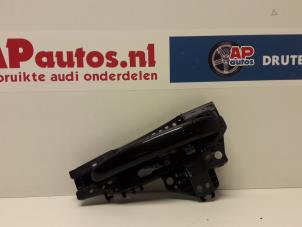 Usagé Poignée de porte arrière gauche Audi A4 (B8) 1.8 TFSI 16V Prix € 24,99 Règlement à la marge proposé par AP Autos