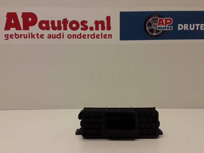 Używane Komputer pokladowy Audi A8 (D3) 3.7 V8 40V Quattro Cena € 49,99 Procedura marży oferowane przez AP Auto's