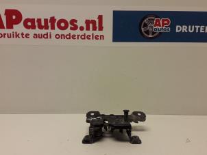 Usagé Mécanique de verrouillage capot Audi A3 (8L1) 1.6 Prix € 35,00 Règlement à la marge proposé par AP Autos