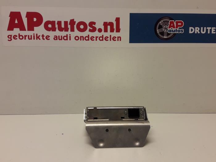 Usagé Module navigation Audi A8 (D2) 4.2 V8 40V Quattro Prix € 29,99 Règlement à la marge proposé par AP Auto's