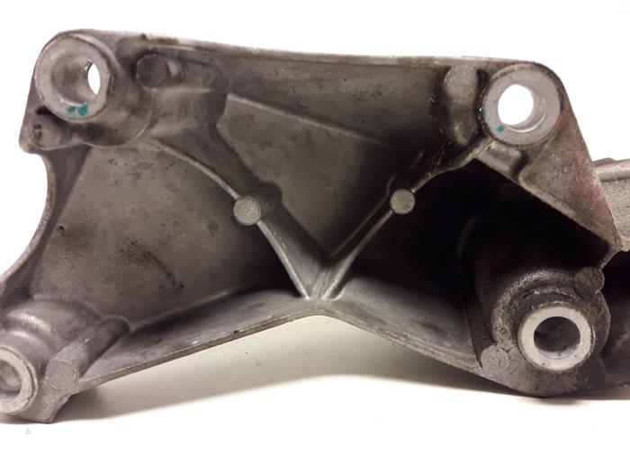 Engine mount from a Audi A4 Avant (B7) 2.0 20V 2006
