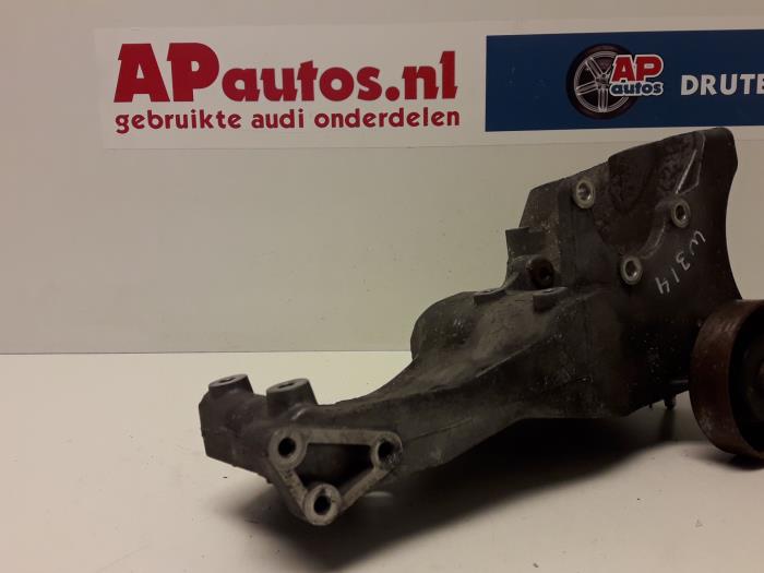 Usagé Support dynamo haut Audi A4 Avant (B7) 2.0 20V Prix € 19,99 Règlement à la marge proposé par AP Auto's