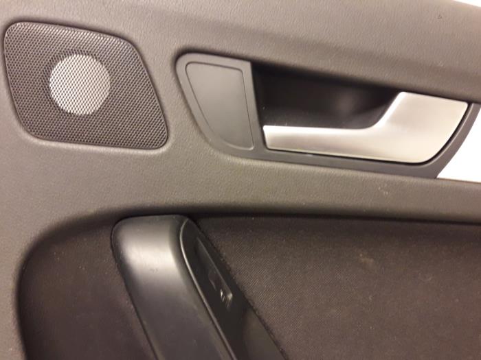 Tapicerka drzwi prawych tylnych wersja 4-drzwiowa z Audi A4 (B8) 1.8 TFSI 16V 2008