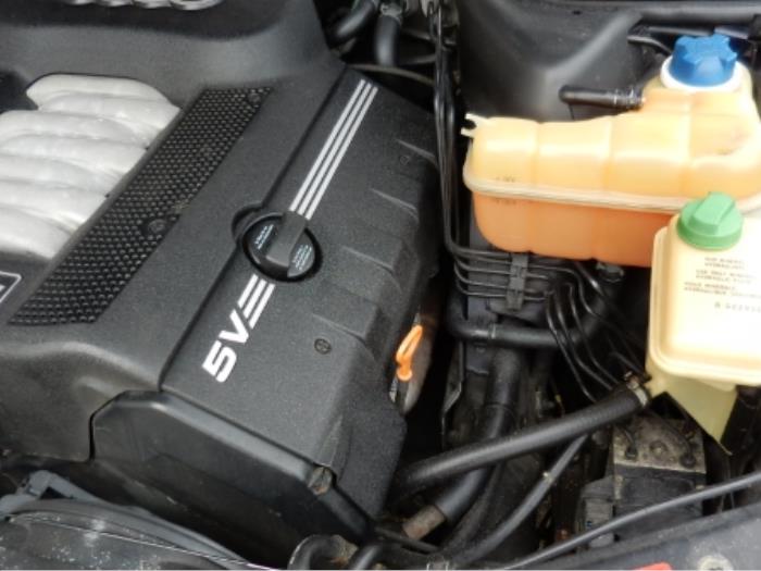 Motor van een Audi A8 (D2) 3.7 V8 40V Quattro 1999