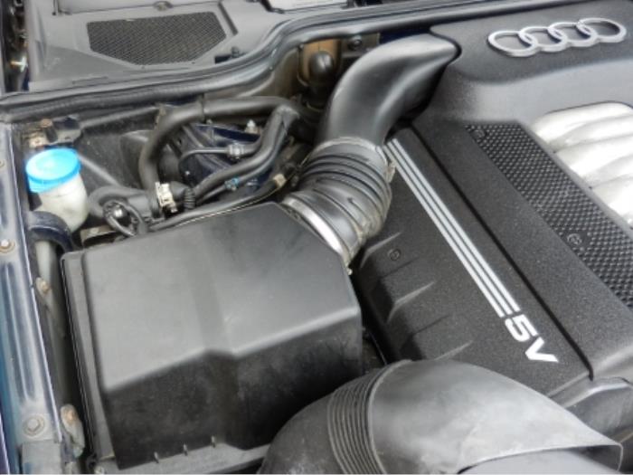 Motor van een Audi A8 (D2) 3.7 V8 40V Quattro 1999
