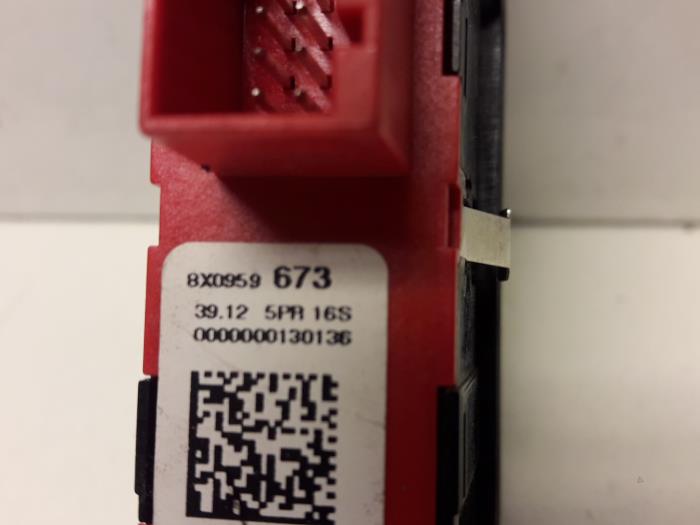 Interruptor de calefactor luneta de un Audi A1 (8X1/8XK) 1.4 TFSI 16V 122 2012