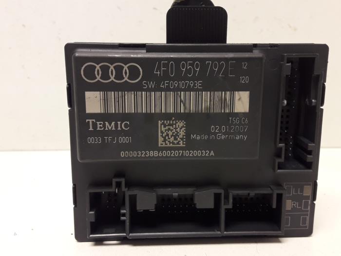 Central door locking module from a Audi A6 (C6) 2.4 V6 24V 2007