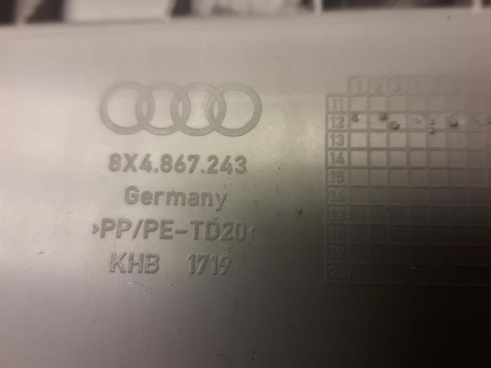 Revêtement montant centre gauche d'un Audi A1 Sportback (8XA/8XF) 1.2 TFSI 2012