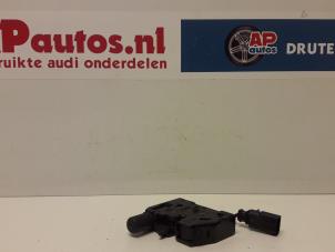 Używane Mechanizm zamka pokrywy silnika Audi A3 Cena € 30,00 Procedura marży oferowane przez AP Autos