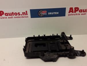 Używane Pojemnik na akumulator Audi A3 Sportback (8PA) 1.6 Cena € 35,00 Procedura marży oferowane przez AP Autos