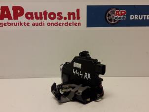 Usagé Serrure portière mécanique 4portes arrière droite Audi A4 (B6) 2.0 20V Prix € 30,00 Règlement à la marge proposé par AP Autos