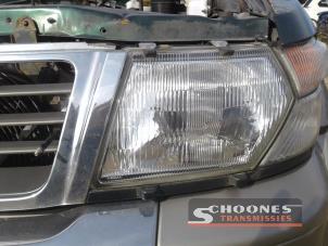 Używane Reflektor lewy Nissan Patrol Cena € 63,00 Procedura marży oferowane przez Schoones Transmissies B.V.